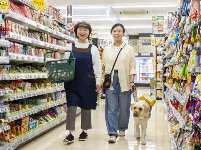 盲導犬が公共の場所で働く様子