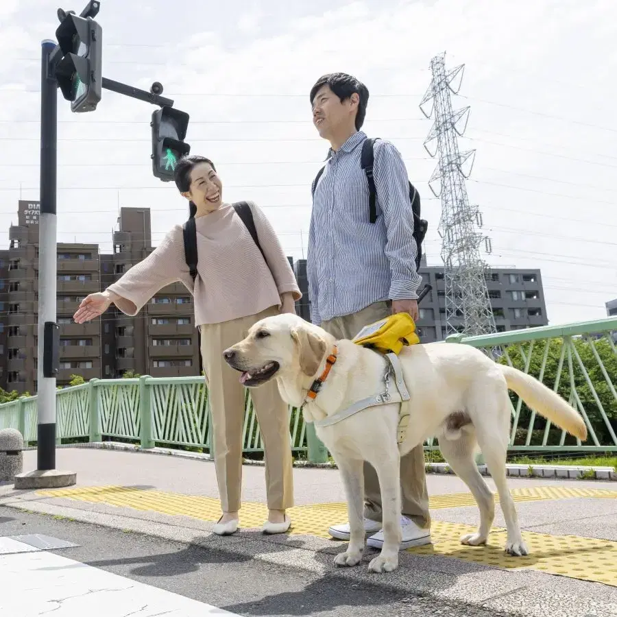 ユーザーに優しく声をかけるボランティアの様子