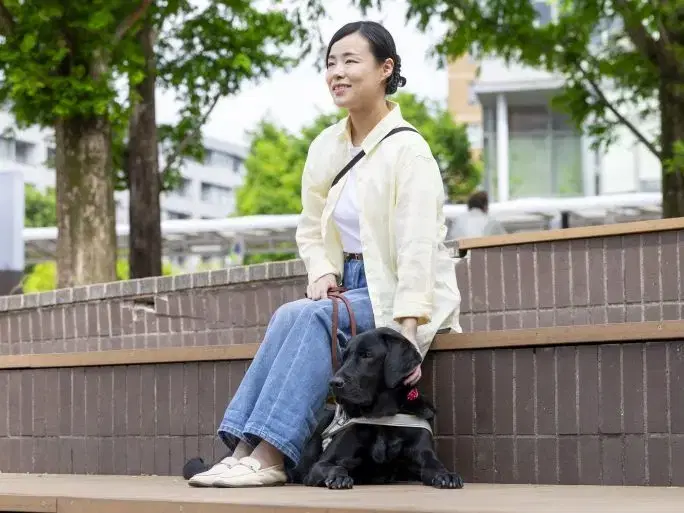盲導犬ユーザーの日常の画像