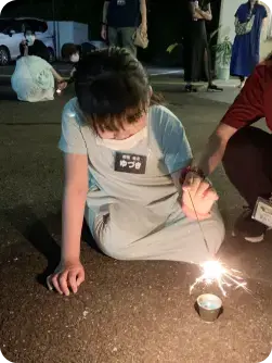 花火を楽しむ子供たち