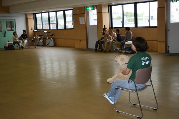 イケアを膝に載せて説明する女性訓練士