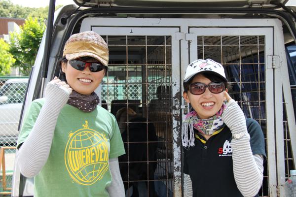 訓練出発前。全身フル装備で笑顔の女性訓練士