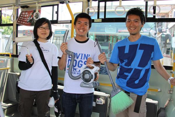 コロコロ、掃除機、ほうきを持つ3人の訓練士