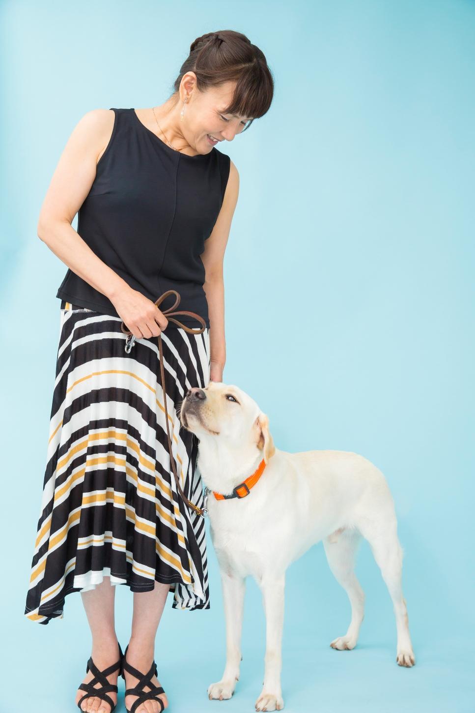 <p>根岸さんとPR犬。基本訓練(DE)を体験!ゆっくり「ヒール」の指示に従う盲導犬PR犬に笑顔で「グーッド!」</p>