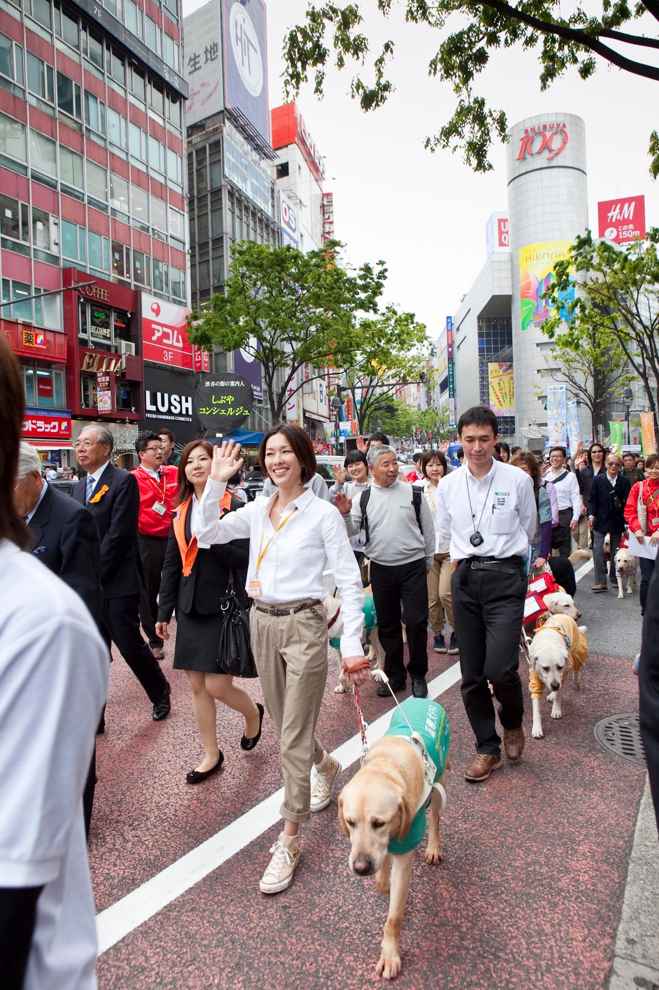 <p>盲導犬PR犬と共に。メディア取材にも笑顔で答えてくださいました。</p>