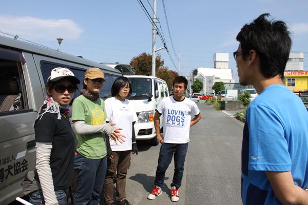 5人の訓練士が集まり、役割について相談