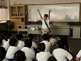 <p>「目が見えなくてもこんなに幸せだよ」と読み聞かせで体現する滝澤さん。子どもたちに物語と笑顔を届ける活動を、足元でそっと寄り添うメブキが支えています</p>