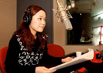 <p>新橋のスタジオにてナレーション収録中。ナレーションを通じて、これからも沢山の「いい顔」とそこに寄り添う盲導犬たちに出会えることを楽しみにしています。</p>